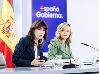 La ministra de Igualdad, Ana Redondo, a la izquierda, y la ministra Portavoz y de Educación, Formación Profesional y Deporte, Pilar Alegría, durante la rueda de prensa posterior a la reunión del Consejo de Ministros, este martes, en el complejo del Palacio de La Moncloa.