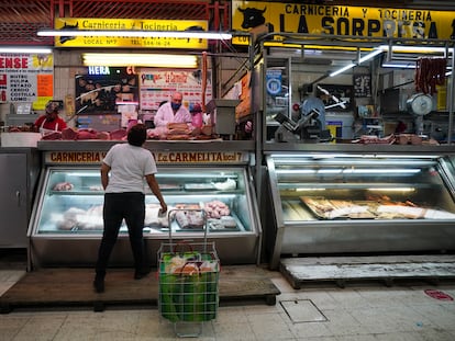 Una mujer compra carne en un mercado de Ciudad de México, el 9 de agosto de 2022.