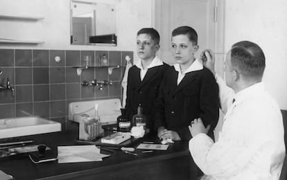 Estudio antropométrico de gemelos en un laboratorio de Berlín en 1945.
 