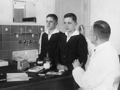 Estudio antropométrico de gemelos en un laboratorio de Berlín en 1945.
 