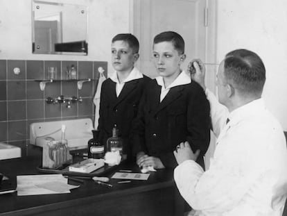 Estudio antropométrico de gemelos en un laboratorio de Berlín en 1945.