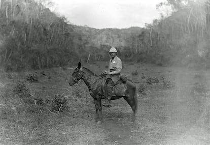 Maudslay monta a cavalo, rumo à América Central durante os anos 1880. Ele foi um visionário e agora uma aliança entre o Google, o Museu Britânico e o Instituto Nacional de Antropologia e História, INAH, resgata seu legado.