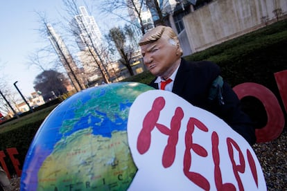 Protesta de activistas medioambientales contra Donald Trump frente a la embajada de EE UU en Londres hace una semana.