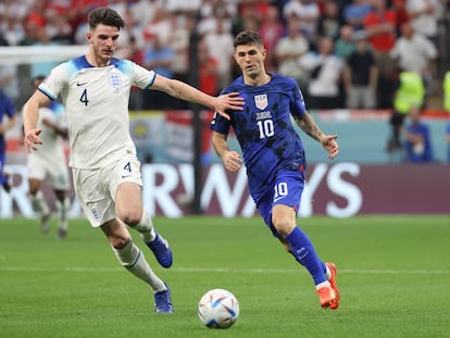 Declan Rice (Inglaterra) pugna por un balón con Cristian Pulisic (EE UU) en el partido disputado el 25 de noviembre.