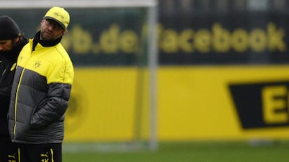 Juergen Klopp, técnico del Dortmund, observa la sesión de entrenamiento en Dortmund (Alemania).