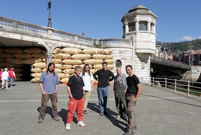 Los miembros de Martillo Neumático, en el Puente del Ayuntamiento.