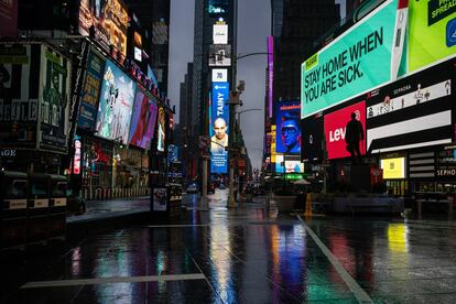 Los carteles publicitarios siguen iluminando Times Square, en Nueva York, el pasado 19 de marzo.