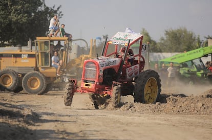 Uno de los tractores durante la carrera. El circuito tiene una longitud de un kilómetro.