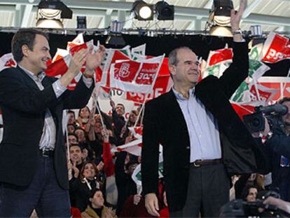 José Luis Rodríguez Zapatero y Manuel Chaves, ayer, en el mitin del PSOE en Dos Hermanas.