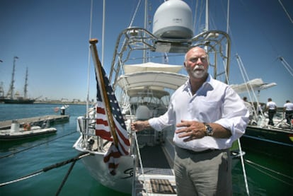 El biólogo Craig Venter, ayer en Valencia, junto al barco que usa para un proyecto sobre microbios del Mediterráneo.