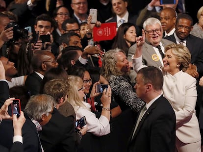 La candidata demòcrata Hillary Clinton s'apropa al públic en acabar el debat.