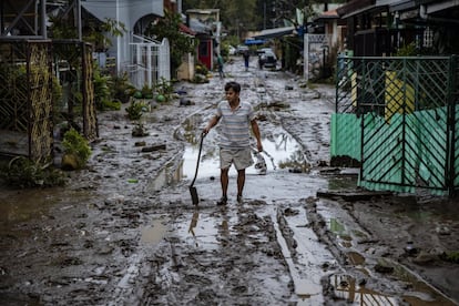 Un hombre saca lodo de su casa tras las inundaciones repentinas causadas por el tifón Goni el 2 de noviembre de 2020 en la ciudad de Batangas, al sur de Manila, Filipinas. El supertifón Goni, la tormenta más poderosa de este año, golpeó a Filipinas con ráfagas de viento de más de 200 km/h.