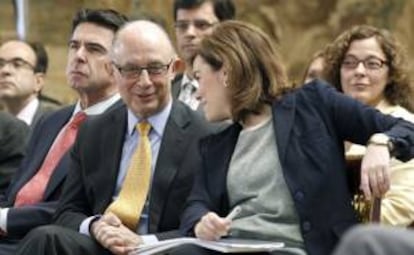 La vicepresidenta del Gobierno, Soraya Senz de Santamara, conversa con el ministro de Hacienda y Administraciones Pblicas, Cristbal Montoro, durante mesa de trabajo sobre la reforma de las administraciones pblicas, que aprobar el viernes el Consejo de Ministros, celebrada esta ma?ana en el Palacio de la Moncloa.