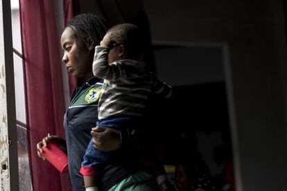 Una mujer haitiana con su hijo en brazos espera en un albergue en Tijuana para poder pasar a los EEUU, la lista de espera en este momento es de dos meses.