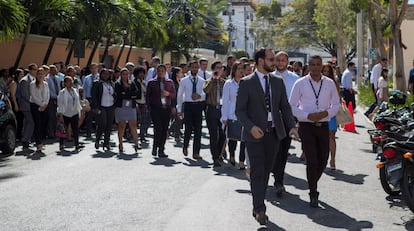 Decenas de trabajadores salen a la calle en Santo Domingo ante el sismo, este lunes.