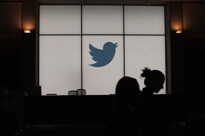 Empleados abandonan la sede de Twitter en San Francisco.