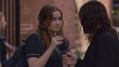 Alice Englert y David Dencik.