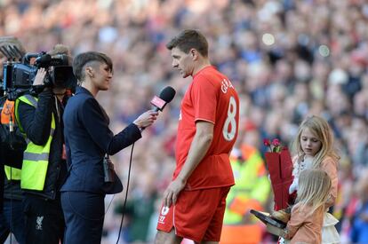 Gerrard es entrevistado al final de su último partido en Anfield.