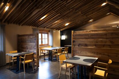 El comedor del restaurante Els Casals en el núcleo rural de Sagàs, en el Berguedà.