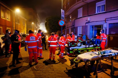 Personal sanitario trabaja en el edificio que ha sufrido daños.