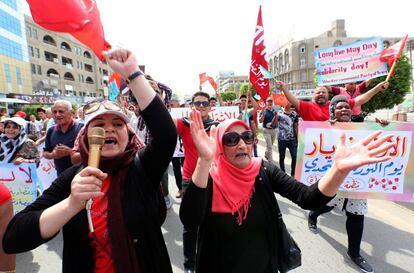 Mujeres participan en una protesta convocada con motivo del Día Internacional del Trabajador en Bagdad (Irak).