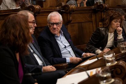 Ernest Maragall durante uno de los últimos plenos del Ayuntamiento en los que participó. A su derecha, Elisenda Alamany.