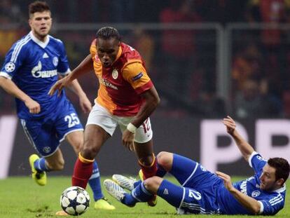 Drogba, en el partido contra el Schalke.