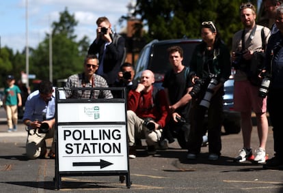 Fotógrafos de prensa esperan este jueves en el exterior de un centro de votaciones en Surbiton la llegada del líder del Partido Liberal Demócrata, Ed Daviey. 