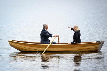 La primera ministra de Suecia, Magdalena Andersson (derecha), y el secretario general de la OTAN, Jens Stoltenberg, reman en un bote tras reunirse en Harpsund (Suecia) este lunes. El secretario general de la OTAN, Jens Stoltenberg, ha asegurado este lunes, durante una visita a Suecia, que el país ha dado pasos importantes para cumplir con las demandas de Turquía para que esta acceda a la entrada del país nórdico en la Alianza Atlántica.
