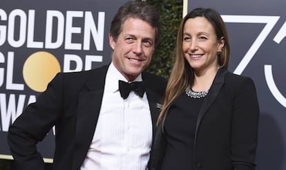 Hugh Grant y su pareja Anna Eberstein en los Globos de Oro de 2018.