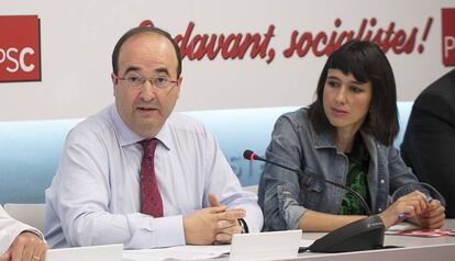 Miquel Iceta, con Núria Parlon, en una ejecutiva del PSC