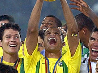 El delantero del Brasil Rivaldo levanta la copa de campeones del mundo en el Mundial 2002.