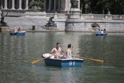 Turistas passeiam em lago do Parque do Retiro de Madrid, na capital espanhola