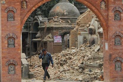 Un hombre llora mientras camina por las ruinas de Bhaktapur, cerca de Katmandú.