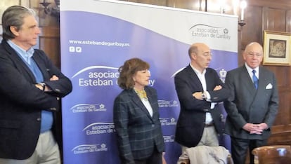 Carlos Urquijo, segundo desde la derecha de la imagen, en la presentación de la asociación Esteban de Garibay.