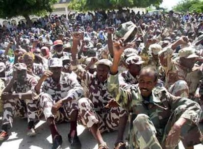 Soldados somalíes vitorean al primer ministro, Alí Mohamed Gedi, ayer en Mogadiscio.