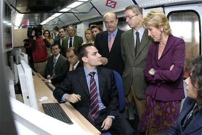 Aguirre y Gallardón, en el interior del <i>tren auscultador</i>, presentado en las cocheras de Canillejas.