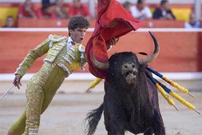 Eduardo Gallo, que cortó una oreja a su segundo toro, durante su primera lidia.