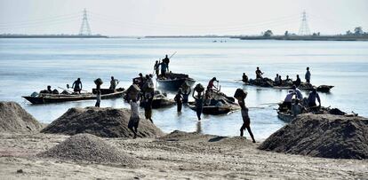 Los trabajadores extraen arena del lecho del río Beki en el distrito de Barpeta, en el norteño estado indio de Assam, el 4 de noviembre.