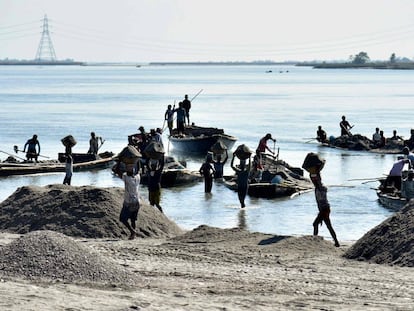 Los trabajadores extraen arena del lecho del río Beki en el distrito de Barpeta, en el norteño estado indio de Assam, el 4 de noviembre.