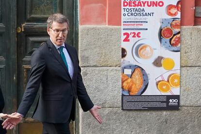 El líder del PP, Alberto Núñez Feijóo, tras salir de la Taberna del Alabardero en Madrid. 