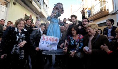Celebración de los militantes y simpatizantes del PP de Manises que han sacado a la calle a un ninot de Mariano Rajoy para festejar el segundo premio de la lotería