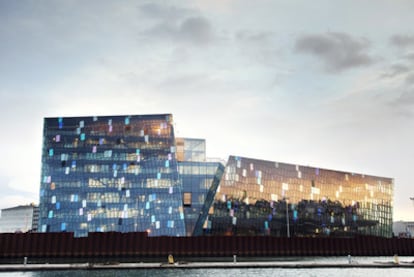 Así es la estética futurista del edificio erigido por Olafur Eliasson para la nueva Ópera de Reikiavik, inaugurada el sábado pasado.
Imagen de uno de los ensayos de <i>La flauta mágica</i><b> que inauguró la nueva Ópera de Reikiavik.</b>