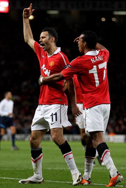 Nani celebra el gol de Chicharito con Ryan Giggs (izquierda). El galés, de 38 años, no sabe lo que significa envejecer; en esta eliminatoria dio la asistencias del gol de Rooney en el encuentro de ida y la del tanto de Chicharito esta noche.