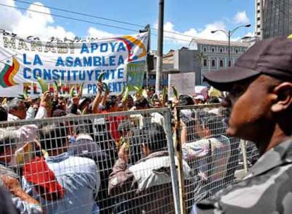Miembros de la Asociación de Bananeros se manifiestan ayer ante el Parlamento ecuatoriano,  en Quito.