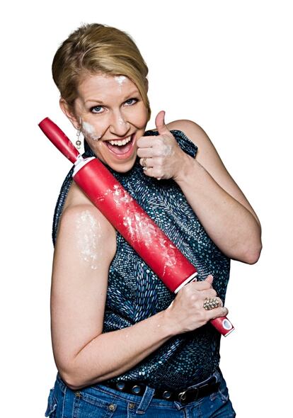 La <i>mezzosoprano</i> estadounidense Joyce DiDonato, que adora hacer pasteles, celebra, rodillo en mano, el amasado de la pasta para hacer un rollito de canela.