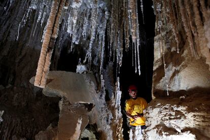 La cueva Malham está formada por una serie de cañones que atraviesan el monte Sodoma, la montaña más grande de Israel, y se extienden hacia la esquina suroeste del mar Muerto. En la imagen, un espeleólogo junto a las estalactitas de sal en la cueva Malham.