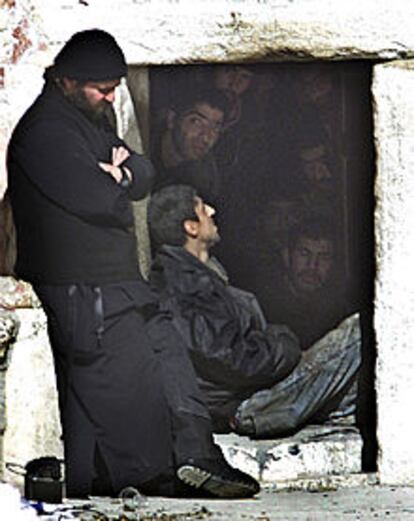 Un monje de la Natividad (izquierda), con varios palestinos refugiados en su interior.