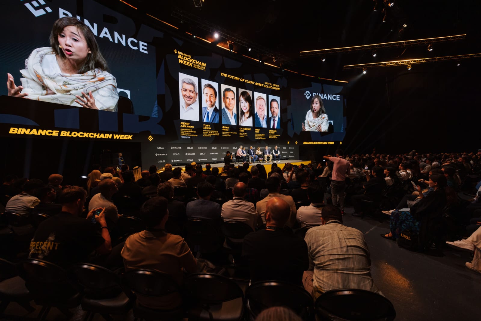 En la pantalla, Catherine Chen‏, directora del segmento VIP e institucional de Binance, en el evento anual en Dubái. Cedida por la empresa