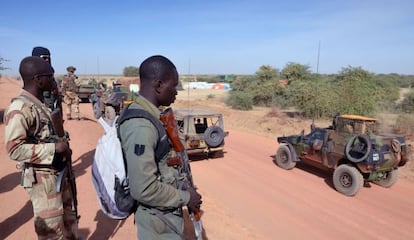 Soldados malienses este miércoles cerca de Diabaly, una de las ciudades recuperada de manos de los islamistas.